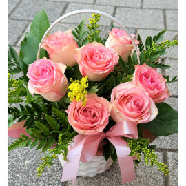 Cos vesel cu 7 trandafiri roz AR77